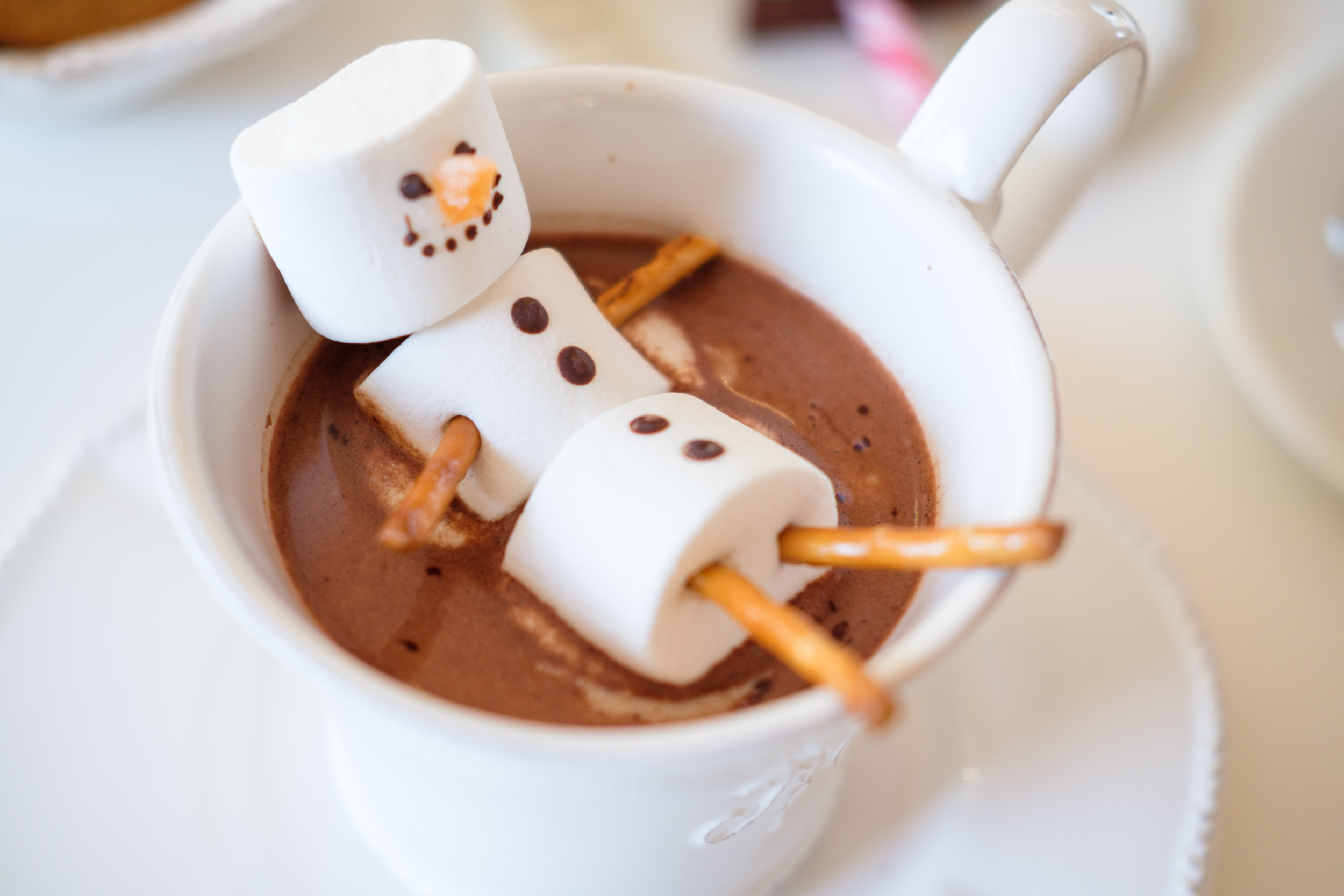 Snögubbe som smälter i varm chokladkoppen