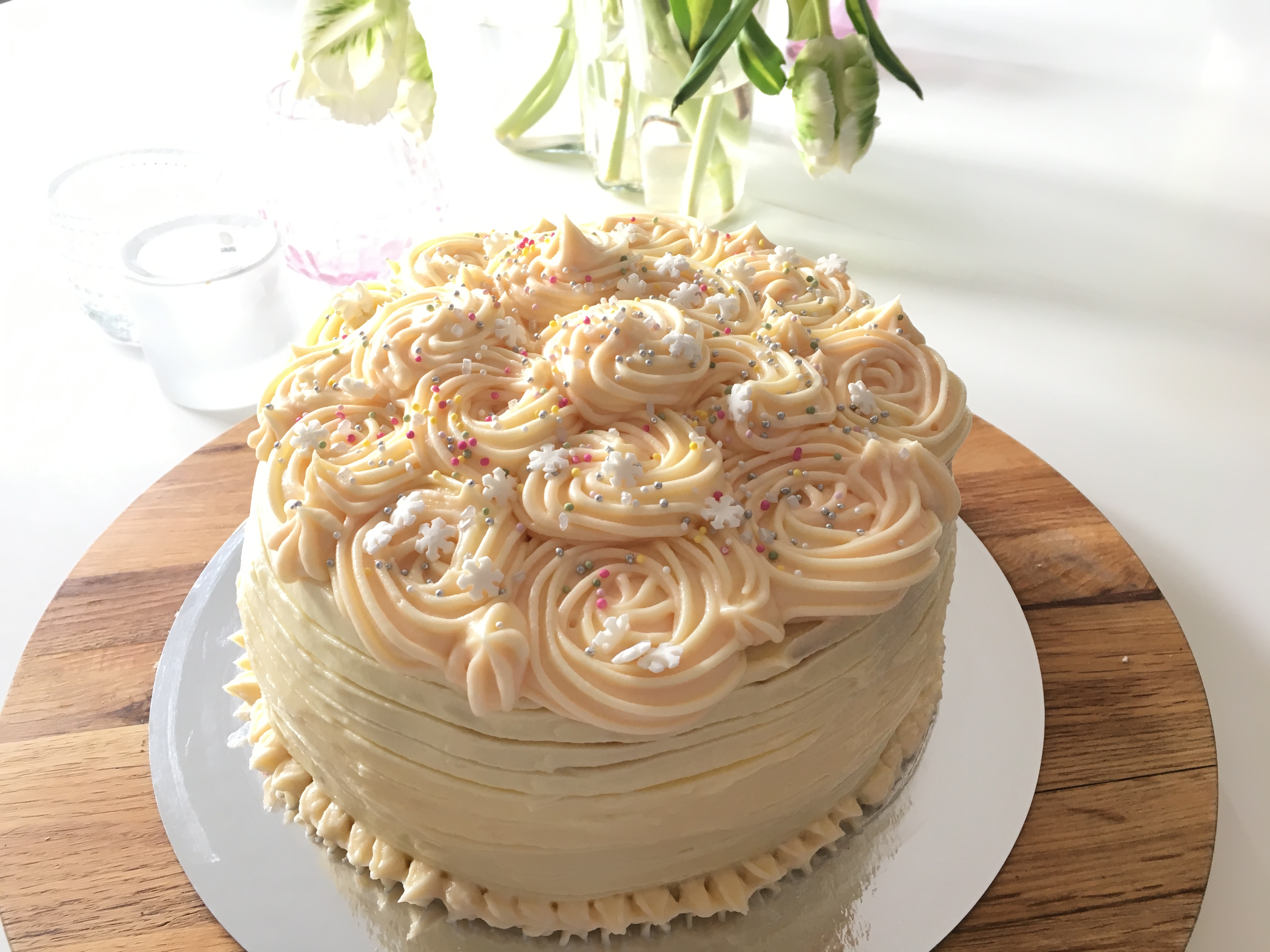 Tårta med hallonmousse, passionscurd och vit chokladfrosting